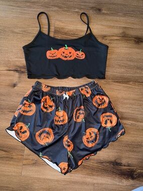 Black Pumpkin Print Crop Top & Shorts Set - Orange Pumpkins
